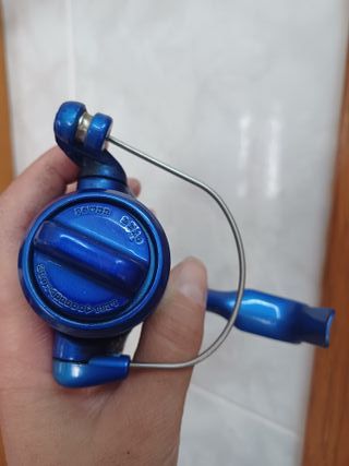 Carrete de pesca azul