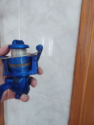 Carrete de pesca azul