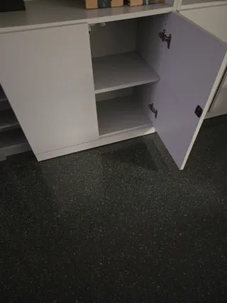 Mueble de oficina modular gris con cerraduras.