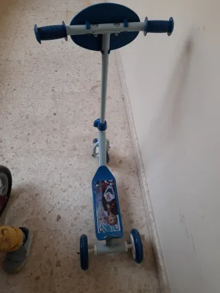 Patinete Frozen 3 Ruedas Azul,  poco uso.