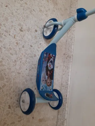 Patinete Frozen 3 Ruedas Azul,  poco uso.