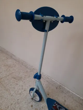 Patinete Frozen 3 Ruedas Azul,  poco uso.