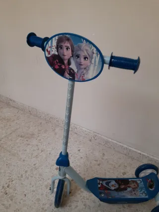 Patinete Frozen 3 Ruedas Azul,  poco uso.