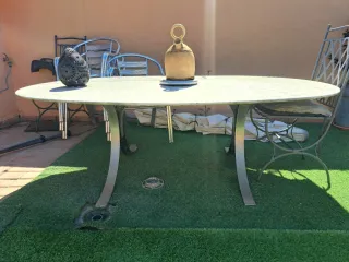 Mesa de mármol y metal