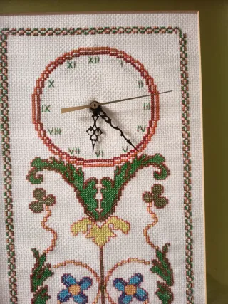 Reloj de pared bordado a mano