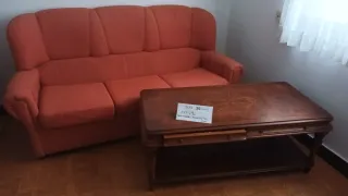 Sofá y mesa de centro de madera