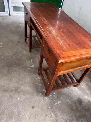 Scrivania in legno con cassetti e ripiani