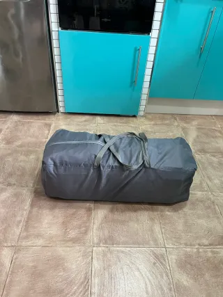 Parque cuna gris con detalles rosas