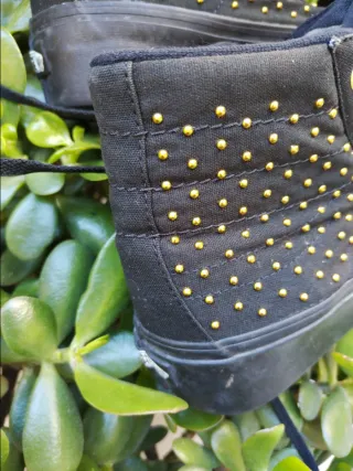 Scarpe donna nere con borchie oro