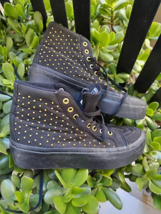 Scarpe donna nere con borchie oro