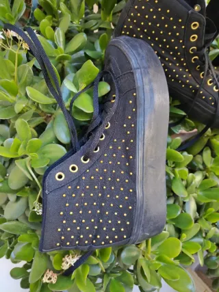 Scarpe donna nere con borchie oro