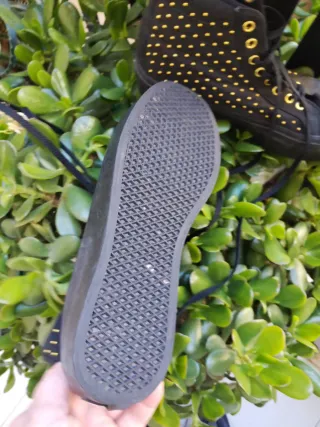 Scarpe donna nere con borchie oro