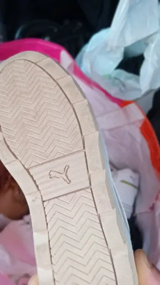 Zapatillas Puma Beige y Blancas