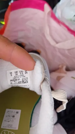 Zapatillas Puma Beige y Blancas