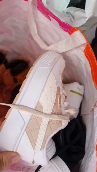 Zapatillas Puma Beige y Blancas