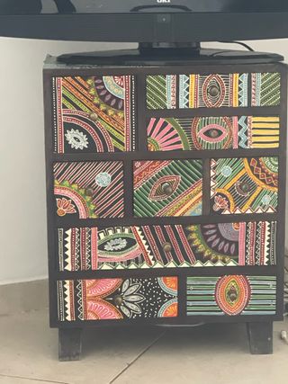 Mueble de madera con cajones decorados