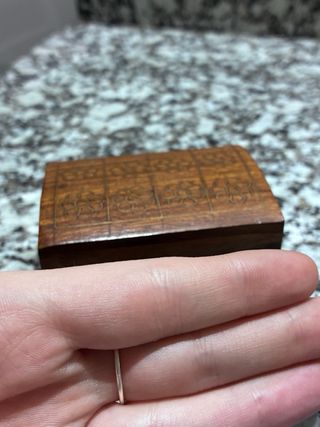 Cajita joyero de madera con detalles dorados