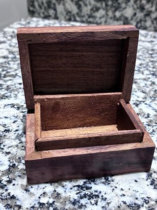 Cajita joyero de madera con detalles dorados