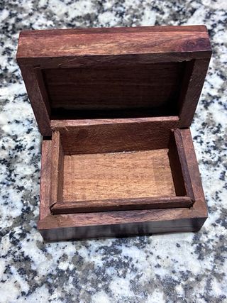 Cajita joyero de madera con detalles dorados