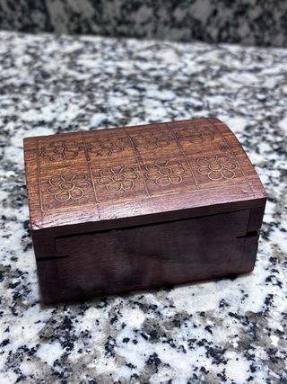 Cajita joyero de madera con detalles dorados