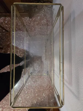 Mesa auxiliar cristal y metal dorado, televisión