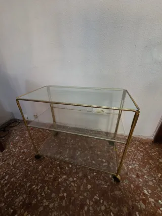 Mesa auxiliar cristal y metal dorado, televisión