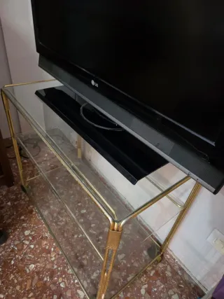 Mesa auxiliar cristal y metal dorado, televisión
