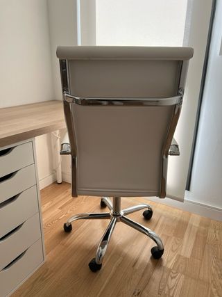 Silla de oficina piel blanca con ruedas