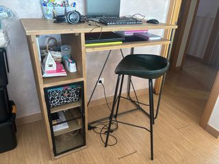 Escritorio alto con taburete de piel