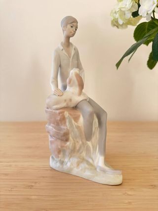 Figura Nao porcelana chico y perro