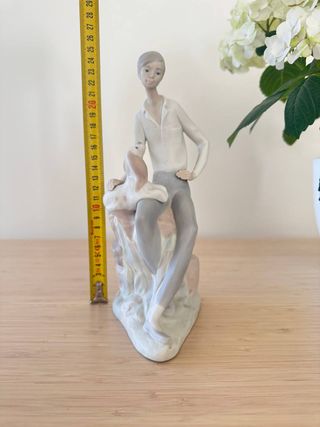 Figura Nao porcelana chico y perro