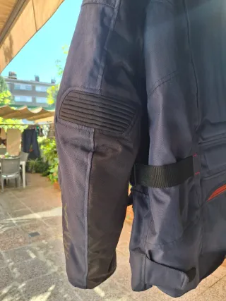 Chaqueta de moto azul y negra