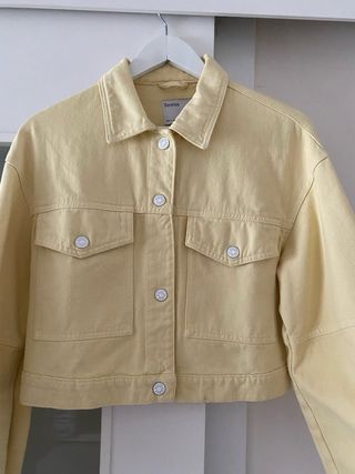 Chaqueta vaquera Bershka amarilla