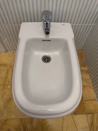 Lavabo de cerámica blanco con grifo