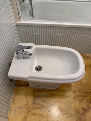 Lavabo de cerámica blanco con grifo