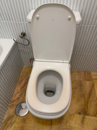 Lavabo de cerámica blanco con grifo
