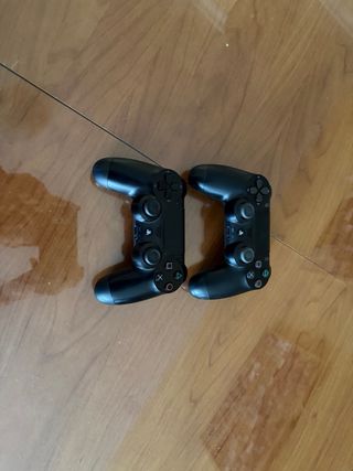 PS4 Slim Negra + 2 Mandos + 3 Juegos