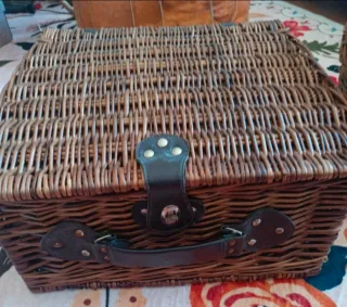Cesta de picnic de mimbre con accesorios