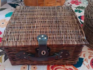 Cesta de picnic de mimbre con accesorios