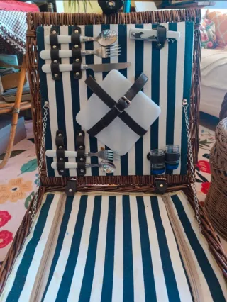 Cesta de picnic de mimbre con accesorios