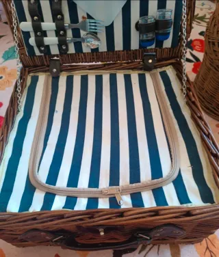 Cesta de picnic de mimbre con accesorios