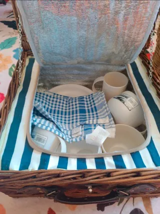 Cesta de picnic de mimbre con accesorios