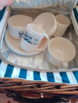 Cesta de picnic de mimbre con accesorios