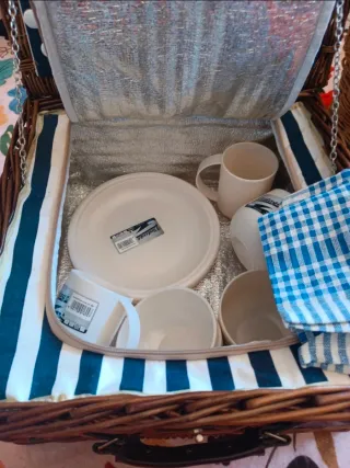 Cesta de picnic de mimbre con accesorios
