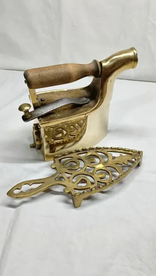 Plancha antigua de latón con soporte