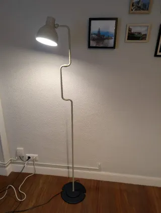 Lámpara de pie moderna beige