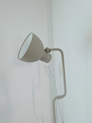 Lámpara de pie moderna beige