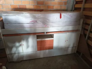 Mueble juvenil con cajones y escritorio