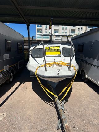 Barco con remolque. Precio negociable