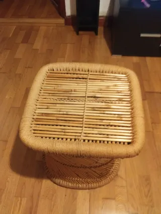 Mesita auxiliar de mimbre y bambú